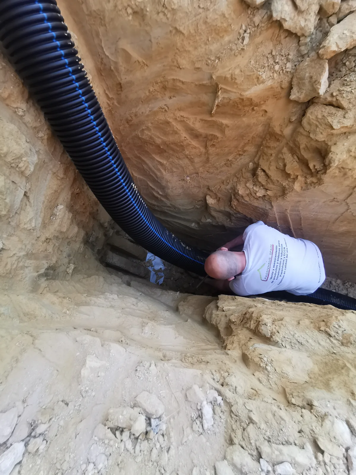 Colocación de conducto enterrado para pozo canadiense en Cartagena, Murcia