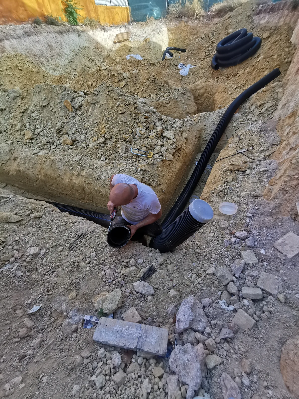Conexión de conductos durante la instalación de un pozo canadiense en Cartagena