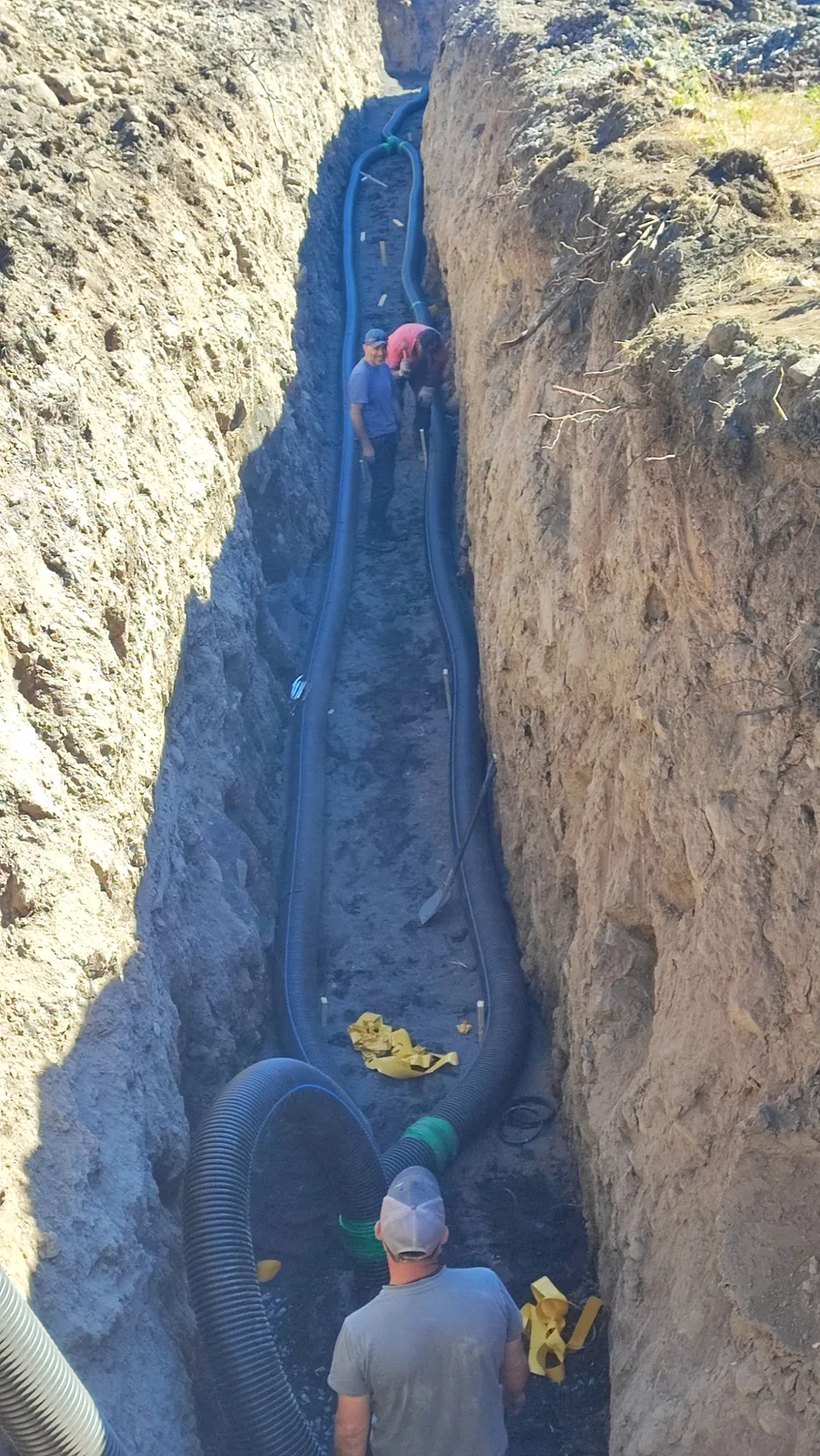 Conductos enterrados de un pozo canadiense durante una instalación en Chile