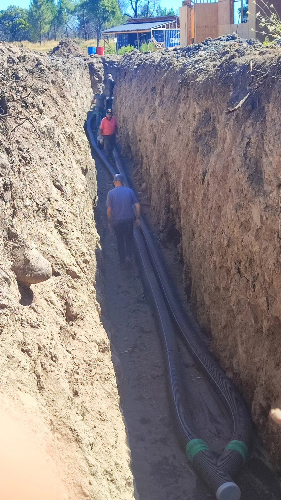 Instalación de conductos para pozo canadiense en Chile